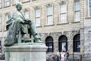 THE CAMPANILE AND PARLIAMENT SQUARE [TRINITY COLLEGE IN DUBLIN 2025]-253356-1