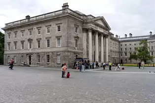 THE CAMPANILE AND PARLIAMENT SQUARE [TRINITY COLLEGE IN DUBLIN 2025]-253357-1