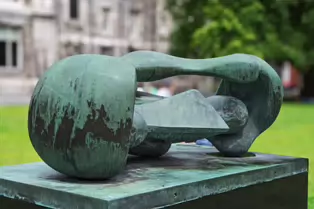 RECLINING CONNECTED FORM AT TRINITY COLLEGE [SCULPTURE BY HENRY MOORE]-253307-1
