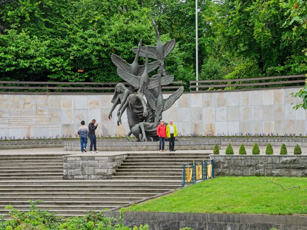 CHILDREN OF LIR The sculpture by Oisín Kelly depicts the four children of Lir – Fionnuala, Aodh, Fiachra, and Conn – in their...