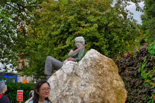 OSCAR ON A ROCK [MERRION SQUARE JUNE 2025]--253276-1