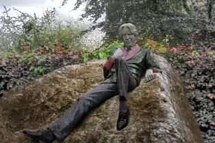OSCAR ON A ROCK [MERRION SQUARE JUNE 2025]--253277-1