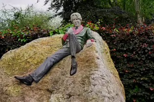 OSCAR ON A ROCK [MERRION SQUARE JUNE 2025]--253278-1