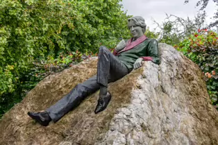 OSCAR ON A ROCK [MERRION SQUARE JUNE 2025]--253279-1