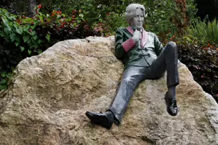 OSCAR ON A ROCK [MERRION SQUARE JUNE 2025]--253280-1