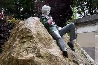 OSCAR ON A ROCK [MERRION SQUARE JUNE 2025]--253284-1