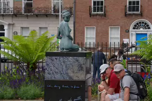 OSCAR ON A ROCK [MERRION SQUARE JUNE 2025]--253287-1