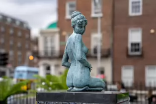 OSCAR ON A ROCK [MERRION SQUARE JUNE 2025]--253288-1