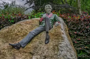 OSCAR ON A ROCK [MERRION SQUARE JUNE 2025]--253291-1