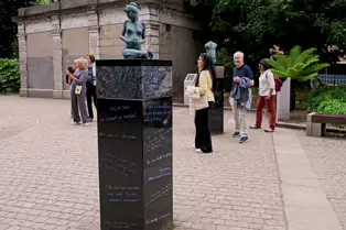 OSCAR ON A ROCK [MERRION SQUARE JUNE 2025]--253293-1