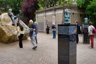 OSCAR ON A ROCK [MERRION SQUARE JUNE 2025]--253294-1