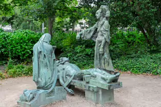THE SILENT SCREAM - ANDREW O'CONNOR'S THE VICTIMS SCULPTURE [MERRION SQUARE DUBLIN]-253397-1