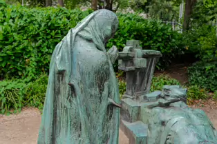 THE SILENT SCREAM - ANDREW O'CONNOR'S THE VICTIMS SCULPTURE [MERRION SQUARE DUBLIN]-253399-1