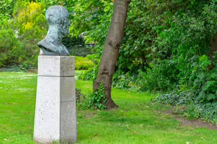ENDURING SYMBOL OF SOLIDARITY [TRIBUTE HEAD FOR NELSON MANDELA AT MERRION SQUARE PARK]-253298-1
