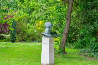 ENDURING SYMBOL OF SOLIDARITY [TRIBUTE HEAD FOR NELSON MANDELA AT MERRION SQUARE PARK]-253299-1