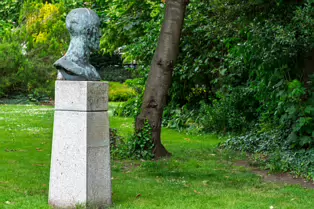 ENDURING SYMBOL OF SOLIDARITY [TRIBUTE HEAD FOR NELSON MANDELA AT MERRION SQUARE PARK]-253300-1