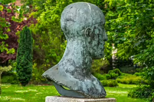 ENDURING SYMBOL OF SOLIDARITY [TRIBUTE HEAD FOR NELSON MANDELA AT MERRION SQUARE PARK]-253301-1