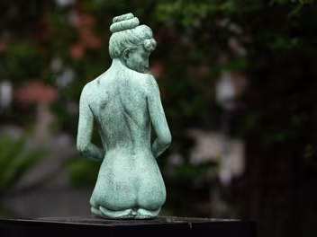 OSCAR ON THE ROCK Positioned in the northwest corner of Merrion Square, directly opposite his childhood home at No. 1, the Oscar Wilde...