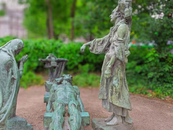 THE VICTIM BY ANDREW O'CONNOR Located within Dublin's historic Merrion Square Public Park stands "The Victims," a powerful sculpture by American-Irish...