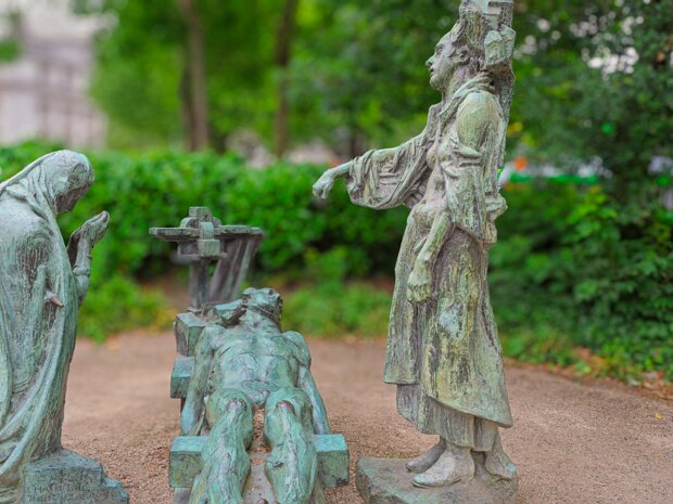 THE VICTIM BY ANDREW O'CONNOR Located within Dublin's historic Merrion Square Public Park stands "The Victims," a powerful sculpture by American-Irish...