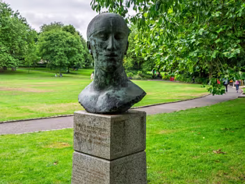 TRIBUTE HEAD SCULPTURE The "Tribute Head" in Merrion Square remains a powerful and enduring work of art. It is a testament to Dame Elisabeth...