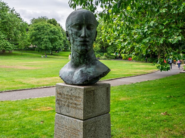TRIBUTE HEAD SCULPTURE The "Tribute Head" in Merrion Square remains a powerful and enduring work of art. It is a testament to Dame Elisabeth...