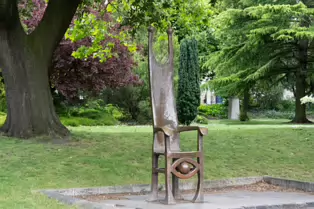 THE JOKERS CHAIR IS A TRIBUTE TO DERMOT MORGAN [MERRION SQUARE 5 JULY 2025]-253575-1
