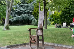 THE JOKERS CHAIR IS A TRIBUTE TO DERMOT MORGAN [MERRION SQUARE 5 JULY 2025]-253578-1