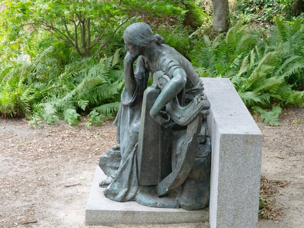 EIRE BY JEROME O'CONNOR The initial concept for the 'Éire' sculpture arose from a deeply rooted historical context. It was originally intended...