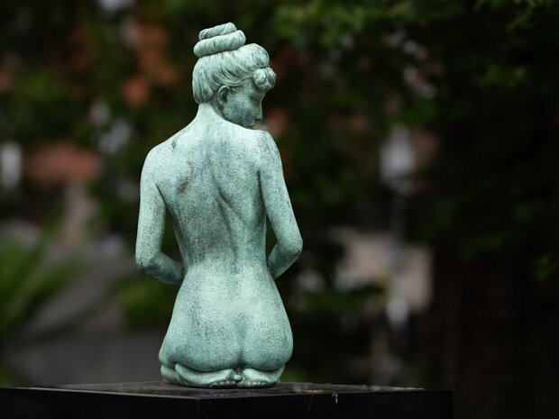 MERRION SQUARE Positioned in the northwest corner of Merrion Square, directly opposite his childhood home at No. 1, the Oscar Wilde...