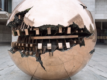 THE ARNALDO POMODORO SPHERE AT TRINITY COLLEGE Discover the fascinating story behind Sphere Within Sphere at Trinity College Dublin. Explore how Arnaldo Pomodoro's...