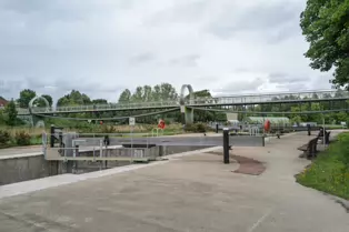 THE LOCK AND PEDESTRIAN BRIDGE AT STRANMILLIS [THE RIVER LAGAN 27 MAY 2025]-251803-1