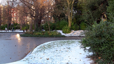 THE GROUND WAS COVERED IN SNOW WHEN I VISITED ST STEPHEN'S GREEN IN NOVEMBER 27 2010 [LEGACY PHOTO COLLECTIONS]-244880-1