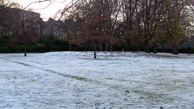 THE GROUND WAS COVERED IN SNOW WHEN I VISITED ST STEPHEN'S GREEN IN NOVEMBER 27 2010 [LEGACY PHOTO COLLECTIONS]-244896-1