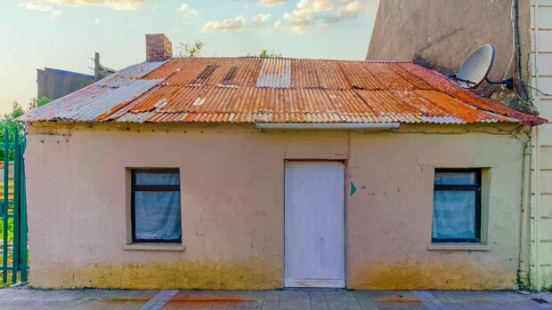 DERELICT WITH TIN ROOF