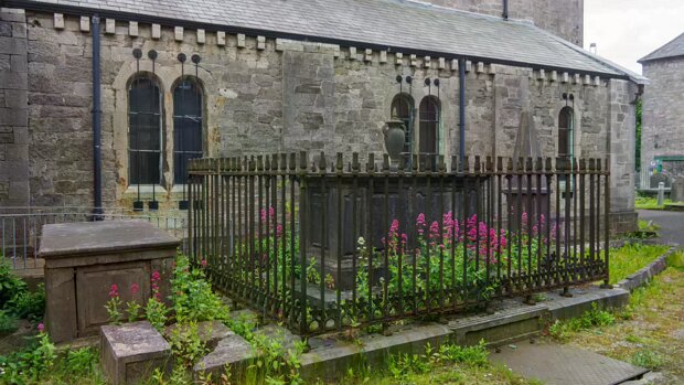 THE OLD CHURCHYARD