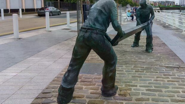 EXAMPLES OF PUBLIC ART IN LIMERICK Limerick City, located in Ireland, is a vibrant hub for public art. The city is home to a variety of public art forms,...