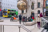 THE TREE OF GOLD IS STILL ON DAME STREET [SCULPTURE BY ÉAMMON O'DOHERTY]-248593-1