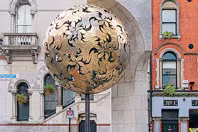THE TREE OF GOLD IS STILL ON DAME STREET [SCULPTURE BY ÉAMMON O'DOHERTY]-248594-1