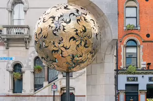 THE TREE OF GOLD IS STILL ON DAME STREET [SCULPTURE BY ÉAMMON O'DOHERTY]-248594-1