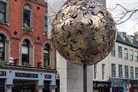 THE TREE OF GOLD IS STILL ON DAME STREET [SCULPTURE BY ÉAMMON O'DOHERTY]-248595-1