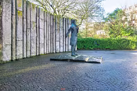 STATUE OF WOLFE TONE BY EDWARD DELANEY [WAS THE TARGET OF AN EXPLOSION]-248255-1