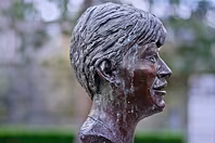 ONCE AGAIN I HAVE PHOTOGRAPHED THIS MEMORIAL TO VERONICA GUERIN [DUBLIN CASTLE]-248541-1