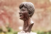 ONCE AGAIN I HAVE PHOTOGRAPHED THIS MEMORIAL TO VERONICA GUERIN [DUBLIN CASTLE]-248543-1