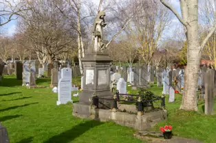 GLASNEVIN CEMETERY IS NOW A MAJOR TOURIST ATTRACTION [THE MUSEUM OPENED ABOUT FIFTEEN YEARS AGO]-248285-1