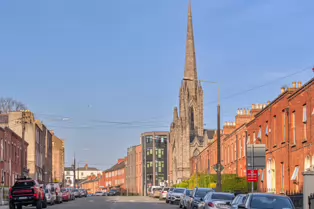 OH YES THERE ARE AMERICAN CARS IN THE EU [THIS RED FORD WAS PARKED ON MOUNTJOY STREET]-248538-1