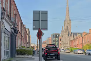 OH YES THERE ARE AMERICAN CARS IN THE EU [THIS RED FORD WAS PARKED ON MOUNTJOY STREET]-248539-1