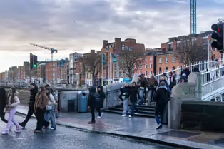 THE HALFPENNY BRIDGE [OFFICIALLY KNOWN AS THE LIFFEY BRIDGE]-248264-1