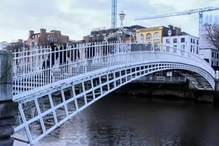 THE HALFPENNY BRIDGE [OFFICIALLY KNOWN AS THE LIFFEY BRIDGE]-248268-1