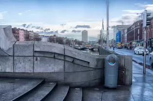 THE HALFPENNY BRIDGE [OFFICIALLY KNOWN AS THE LIFFEY BRIDGE]-248270-1